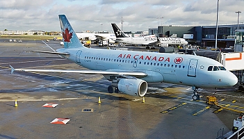 Kanadyjski samolot niemal wylądował na innych maszynach