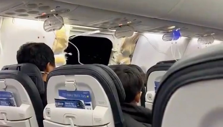 Z boeinga 737 MAX 9 Alaska Airlines odpadły drzwi awaryjne podczas lotu