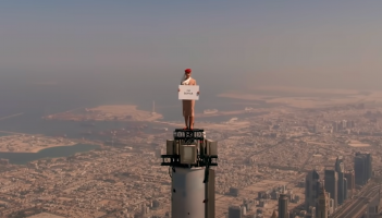 Nowa reklama Emirates: Stewardessa na szczycie Burdż Khalifa. Na 828 metrach