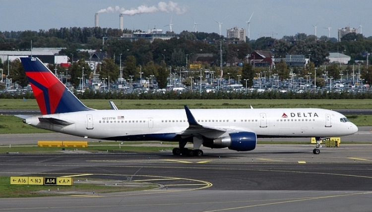 Boeing 757 Delta Air Lines stracił oponę podczas kołowania