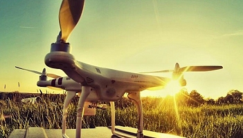 Autonomiczne loty dronami
