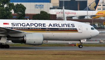 Linie Singapore Airlines obniżyły opłatę paliwową