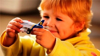 Bilety lotnicze dla dzieci: ile kosztują i co zawierają?