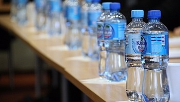 Bruksela chce taniej wody na lotniskach
