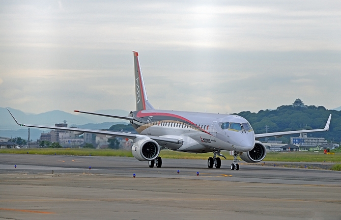 //www.pasazer.com/img/images/normal/20150608_MRJ%20_Low%20Speed%20Taxiing%20Test.JPG