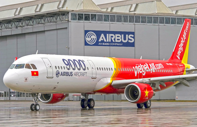 //www.pasazer.com/img/images/normal/9000th,airbus,a321,media3.jpg