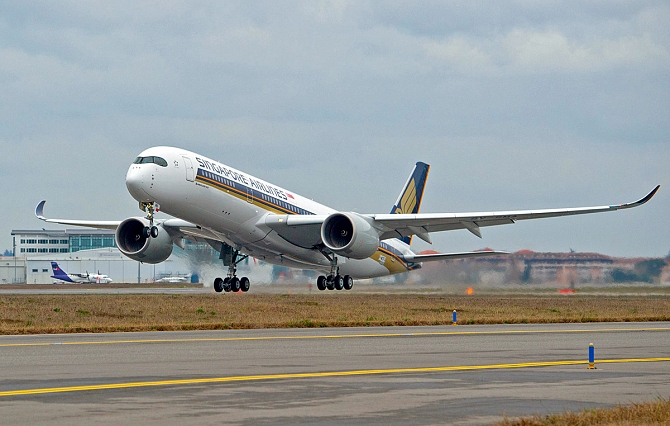 //www.pasazer.com/img/images/normal/A350-900_Singapore_first_3.jpg