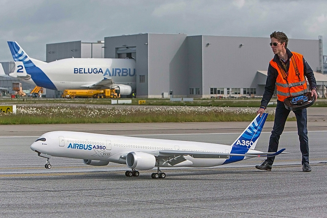 //www.pasazer.com/img/images/normal/A350_XWB_model_aircraft_4.jpg