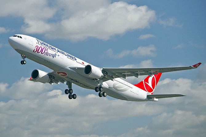 //www.pasazer.com/img/images/normal/Turkish_Airlines_300th_aircraft_2.jpg