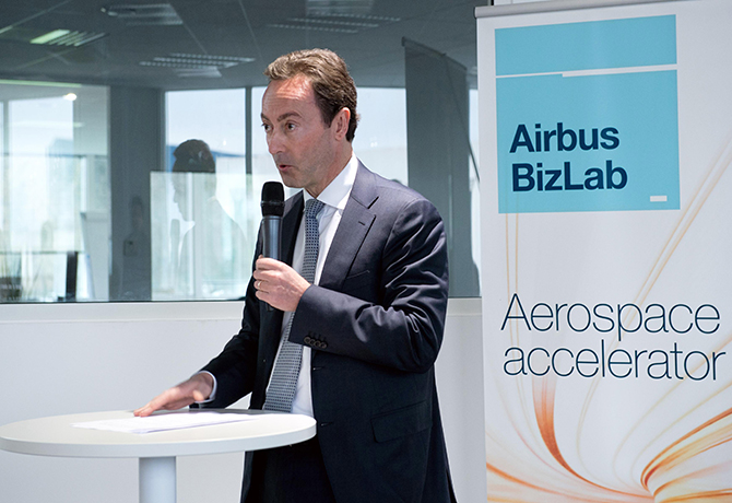 //www.pasazer.com/img/images/normal/airbus,bizlab,media1.jpg