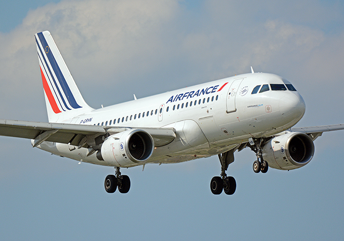 //www.pasazer.com/img/images/normal/airfrance,a319,waw(pbozyk).jpg