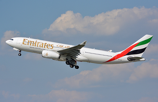 //www.pasazer.com/img/images/normal/emirates,a330200,waw(pbozyk).jpg