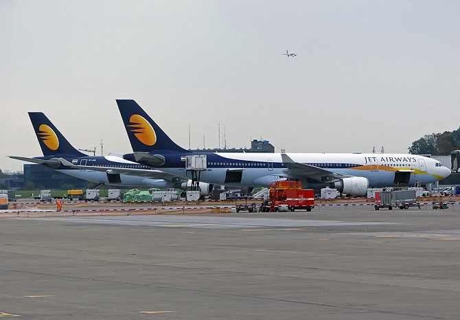 //www.pasazer.com/img/images/normal/jetairways,bru,a330,pbozyk.jpg