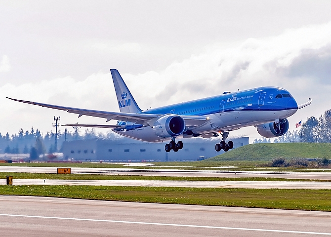 //www.pasazer.com/img/images/normal/klm,dreamliner,787-9,media.jpg