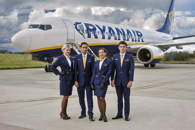 //www.pasazer.com/img/images/normal/ryanair,new,uniform,media%20(2).jpg