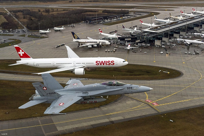 //www.pasazer.com/img/images/normal/swiss,b777,media2.jpg