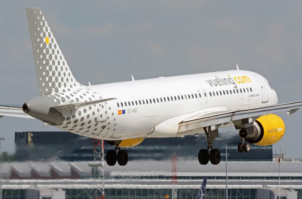 //www.pasazer.com/img/images/normal/vueling,a320,waw(pbozyk).jpg