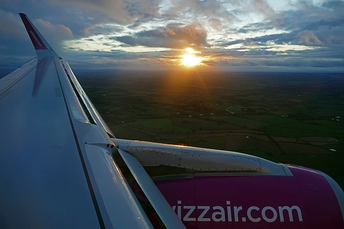 //www.pasazer.com/img/images/normal/wizz,ltn,a321,pbozyk11.jpg