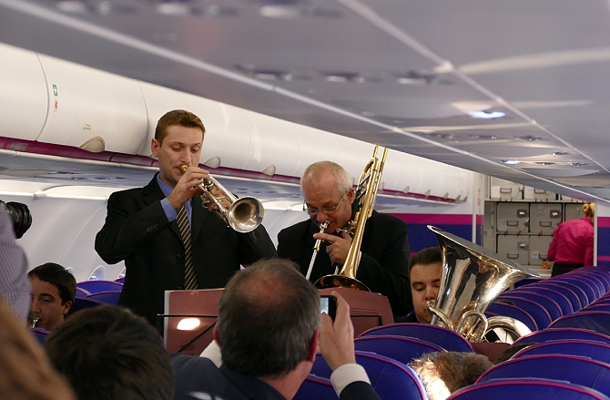 //www.pasazer.com/img/images/normal/wizz,ltn,a321,pbozyk25.jpg