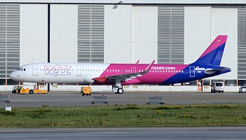 Pierwszy A321 w pełnych barwach Wizz Aira