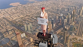 Stewardessa Emirates ponownie na szczycie Burdż Chalifa