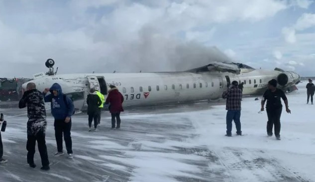 Katastrofa bombardiera w Kanadzie. Samolot dachował na lotnisku w Toronto