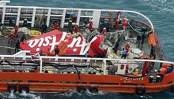 QZ8501: Z dna morza wydobyto tylną część A320