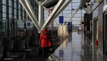 Pasażerowie wdarli się na płytę lotniska w Gdańsku