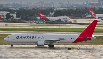 Qantas wymieni dwa jumbo jety cargo na większe