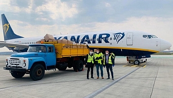 Sprzęt medyczny dla Polski na pokładzie pasażerskiego Ryanaira