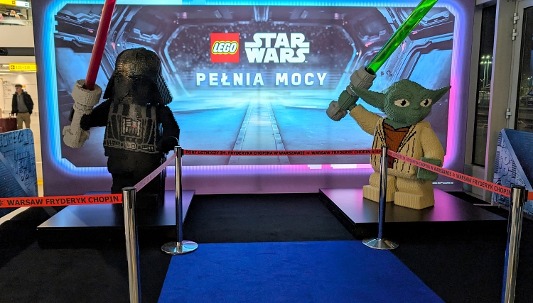 Lotnisko Chopina zmienia się w Międzygalaktyczny Port Kosmiczny. Star Wars Day już trwa!