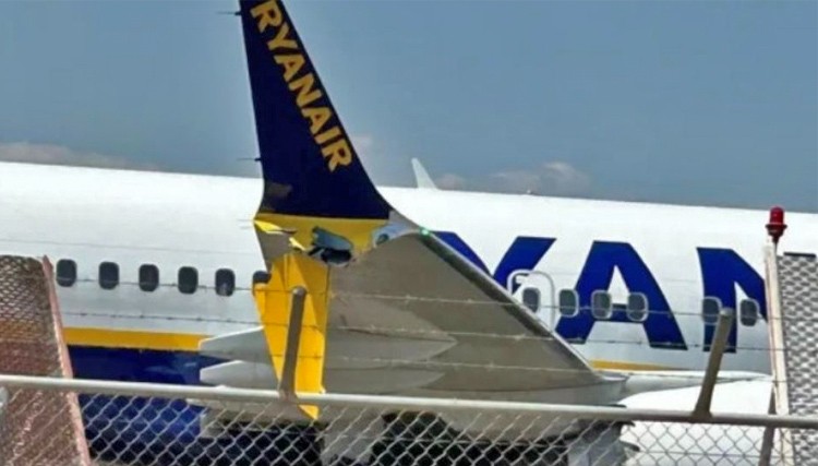Boeing 737 MAX Ryanaira zderzył się z deflektorem po lądowaniu w Grecji