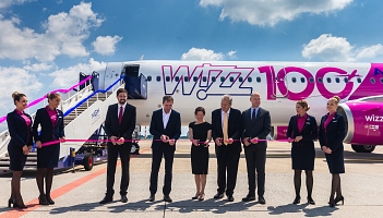 100. samolot we flocie Wizz Aira
