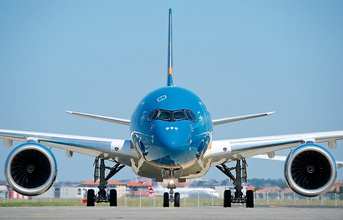//www.pasazer.com/img/images/normal/A350_XWB_Vietnam_Airlines_taxiing_front_view.jpg