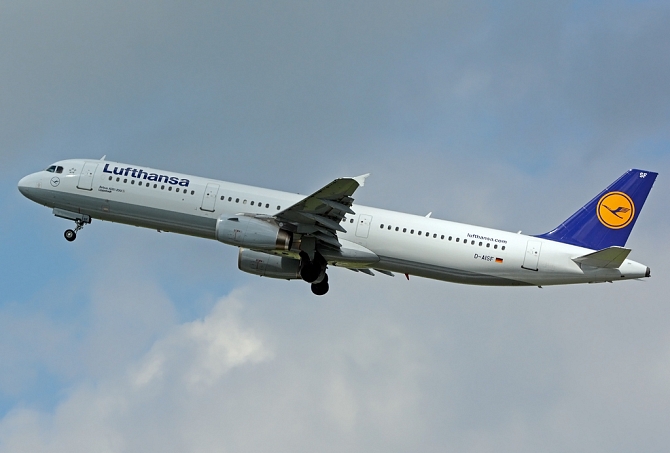 //www.pasazer.com/img/images/normal/lufthansa,A321,waw,PB_1.jpg